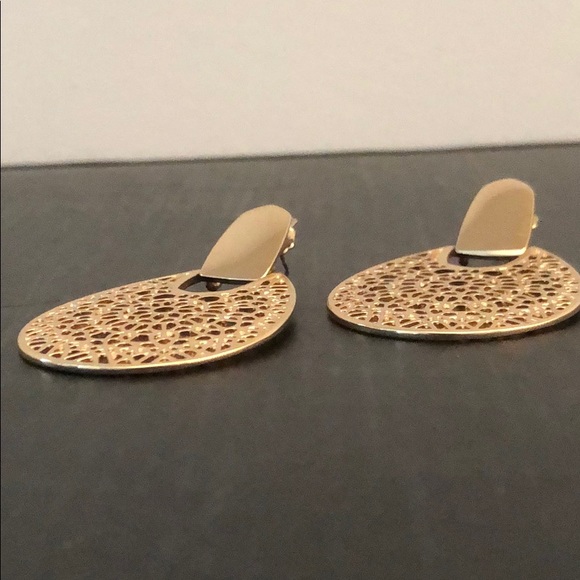 GOLDTONE MODERN DESIGN DANGLING EARRINGS - Picture 3 of 11